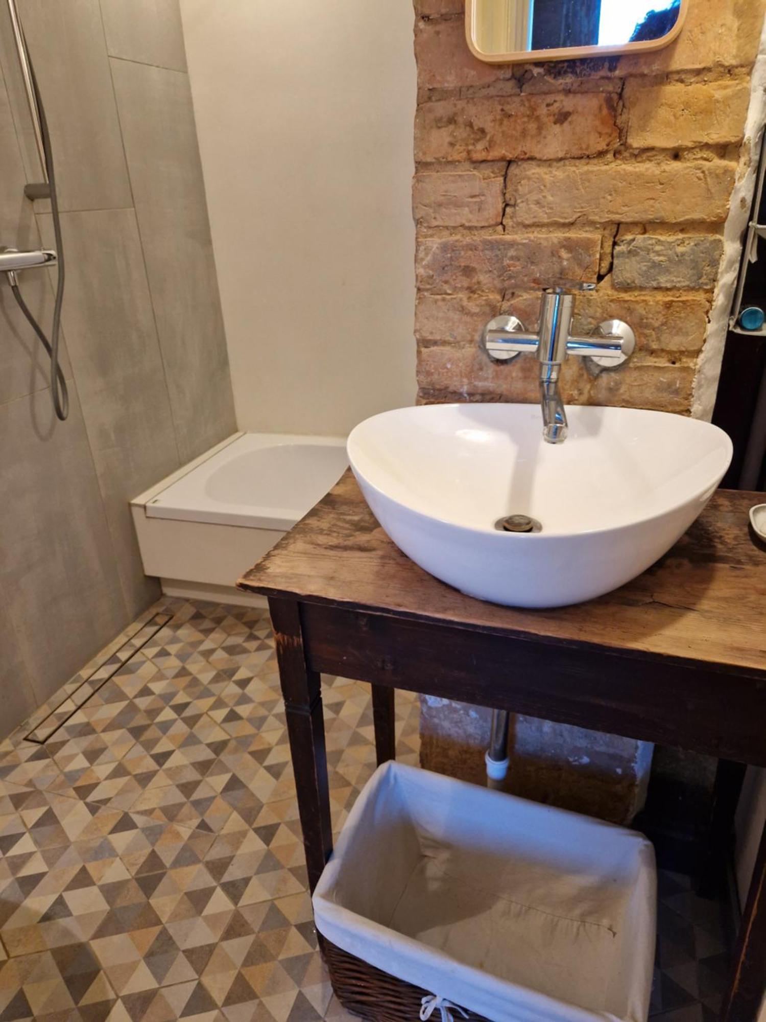 Hillside View House With Garden, Private Parking, Quiet Location - 12 Min To Old Town Anytime, Long Welcome Poilsio namai Vilnius