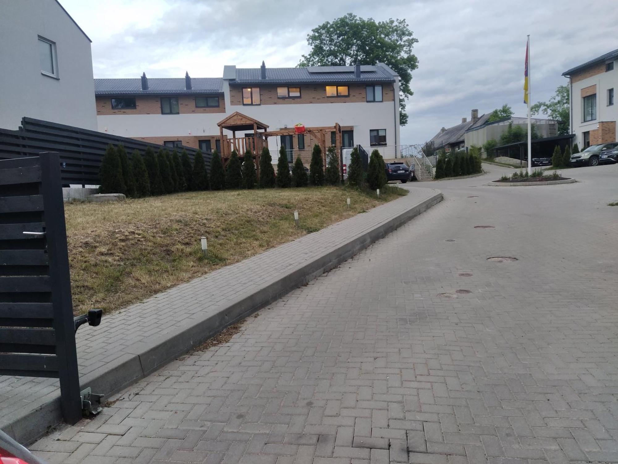 Hillside View House With Garden, Private Parking, Quiet Location - 12 Min To Old Town Anytime, Long Welcome * Vilnius